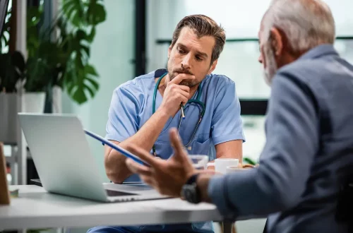 Final do ano é o momento ideal para revisar e trocar o regime tributário. Veja como analisar e escolher o melhor para sua clínica.